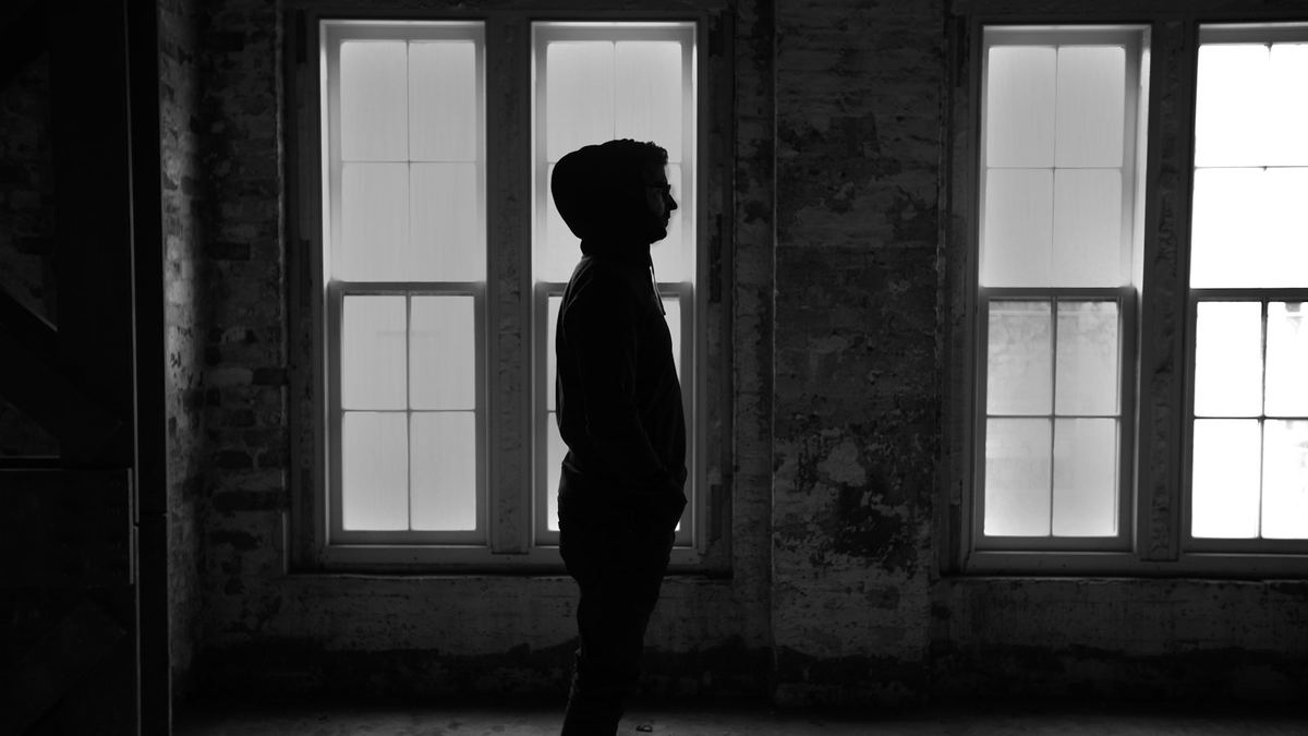 Silhouette d’un enfant devant une fenêtre
