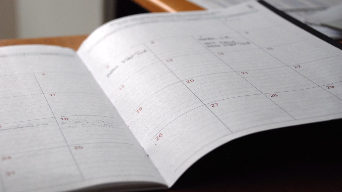 Agenda ouvert sur un bureau