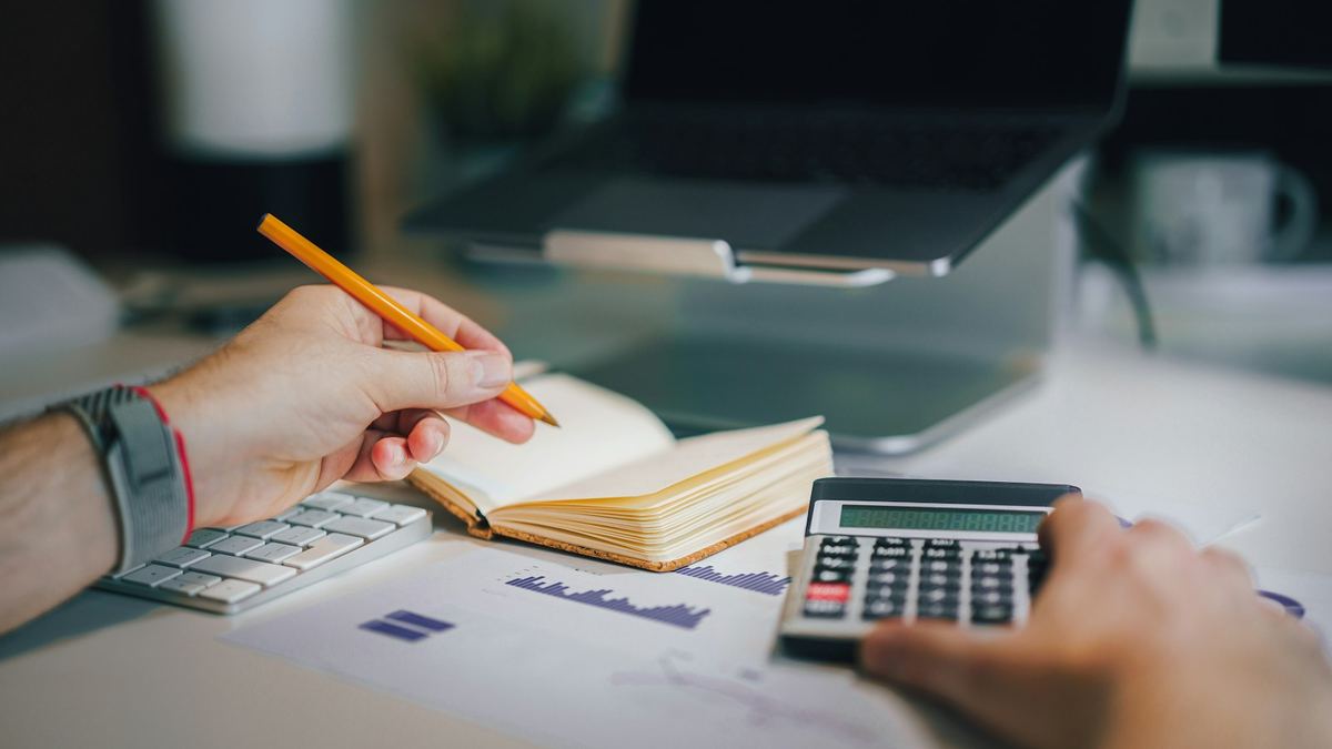 Calculatrice et documents financiers sur un bureau