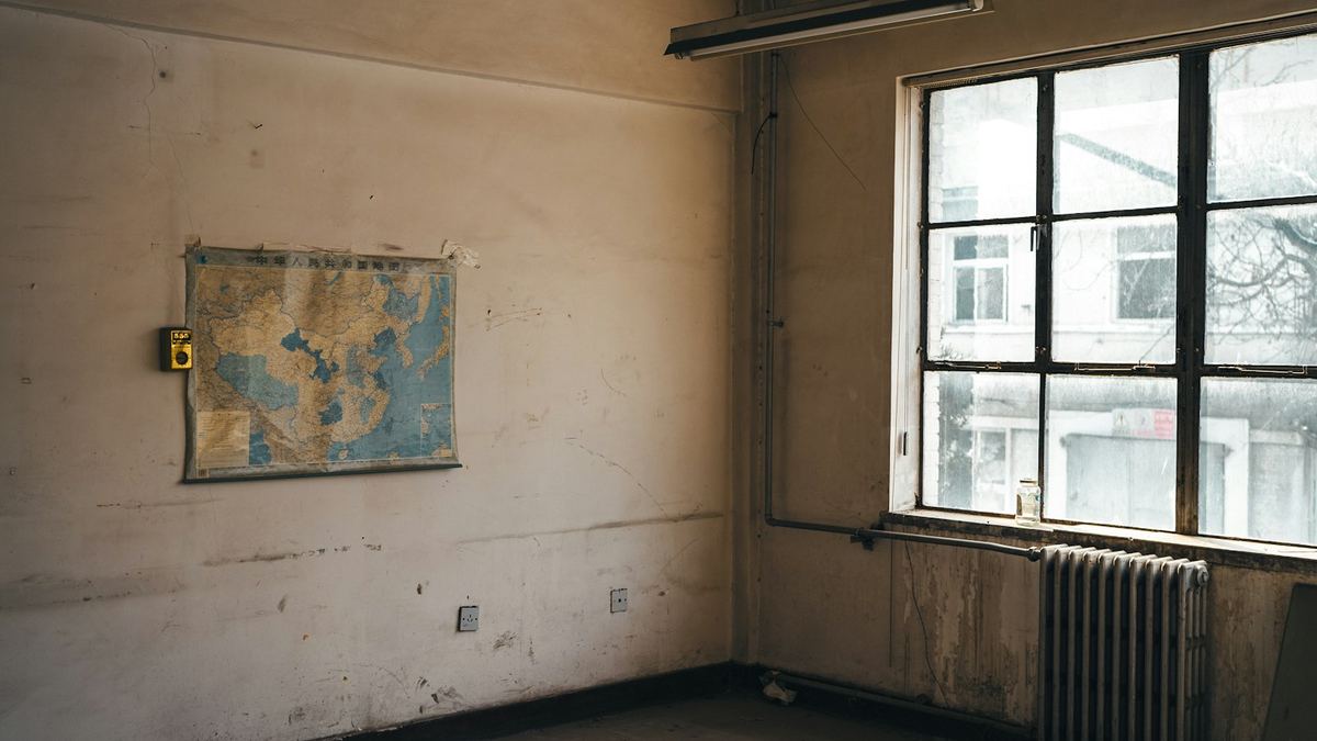 Pièce vide et dégradée d’un logement ancien