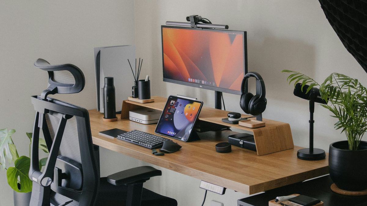 Poste de travail informatique dans un bureau