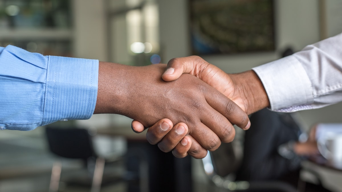 Poignée de main entre deux professionnels